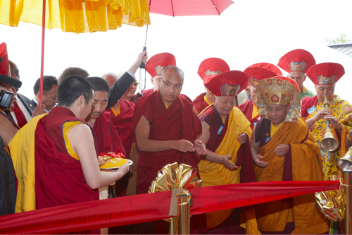6.3.11-KTD-Karmapa-Cutting-Ribbon-at-the-Gate